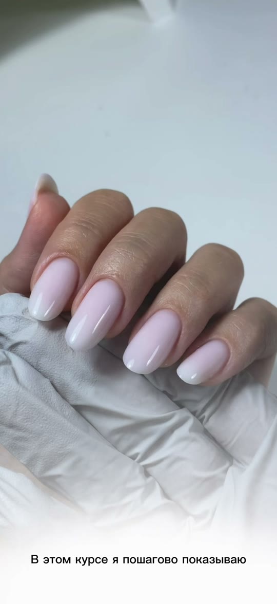 Primer plano de una manicura nude del curso