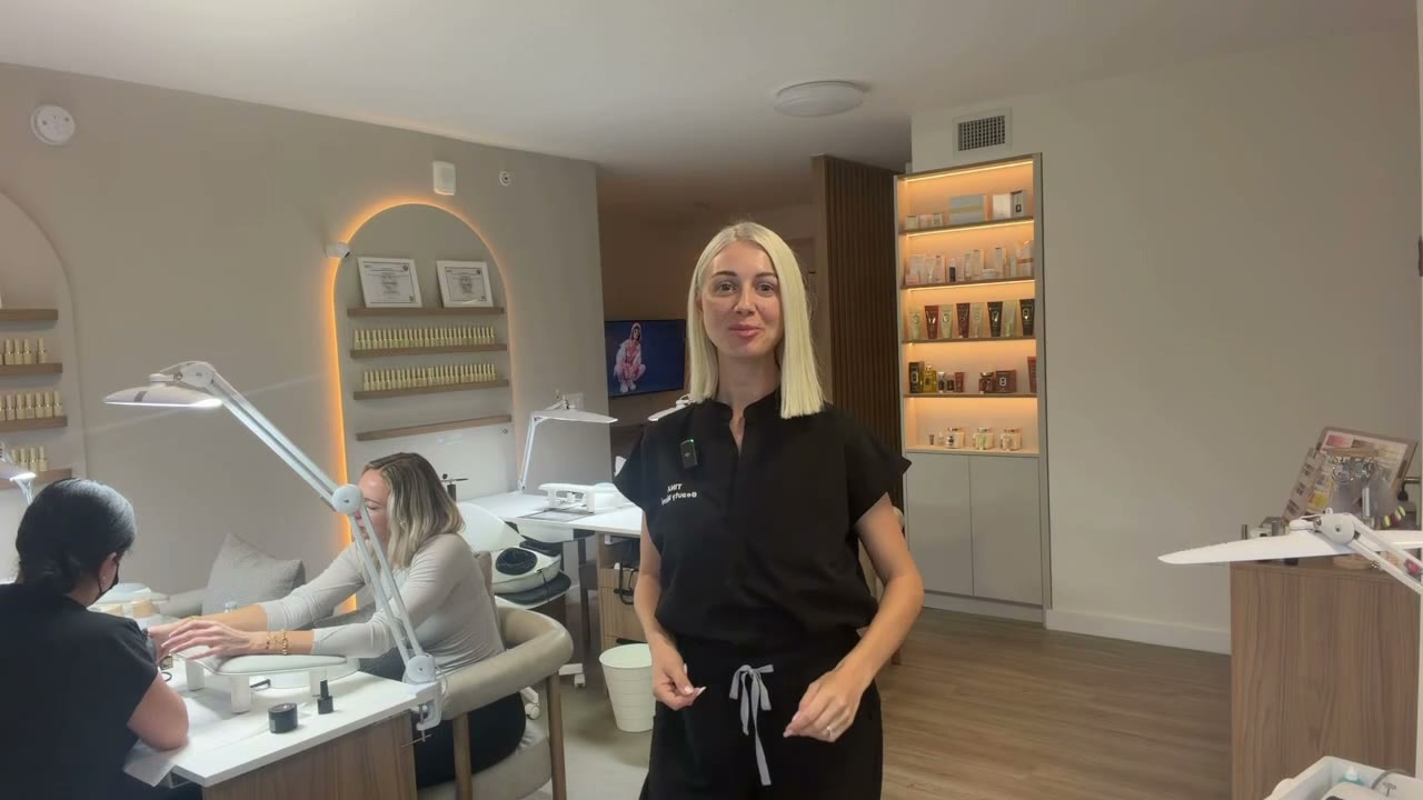 Kristina Strilets da la bienvenida en su estudio de uñas en Miami